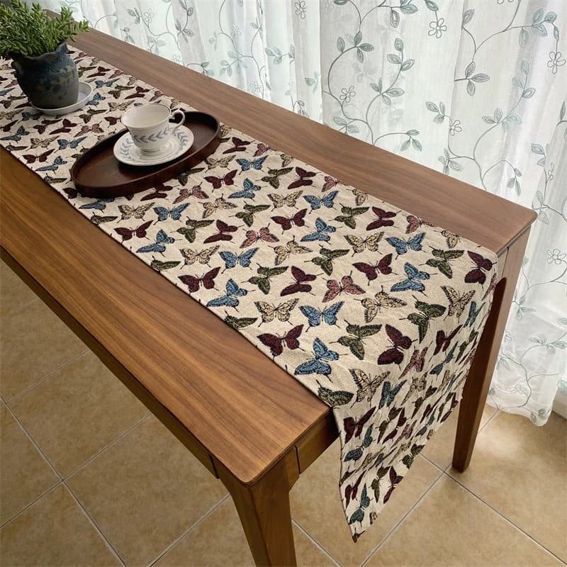 Față de masă rustică din amestec de bumbac și in, decor floral cu fluturi
